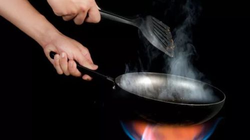 Chuyên gia dinh dưỡng chỉ đích danh 6 thói quen nấu nướng quen thuộc nhưng “tai hại” cho sức khỏe: Khi nấu ăn cho gia đình cần rất lưu ý để tránh rước bệnh - Ảnh 3.