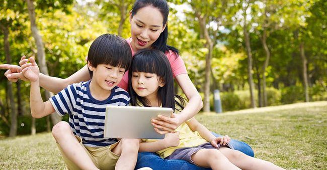 Khó mà cấm con sử dụng thiết bị điện tử bởi không sớm thì muộn, con