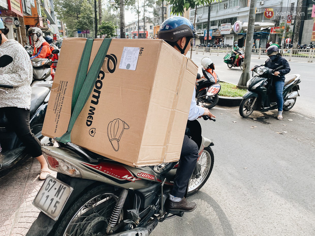 Người Sài Gòn đổ xô đi mua khẩu trang 25.000 đồng/hộp, nhiều công ty mua cả thùng để tặng nhân viên - Ảnh 15.
