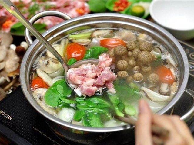 Chuyên gia khuyến cáo: Cách ăn lẩu khiến thực phẩm dễ biến chất nhiều người Việt đang mắc - Ảnh 1.