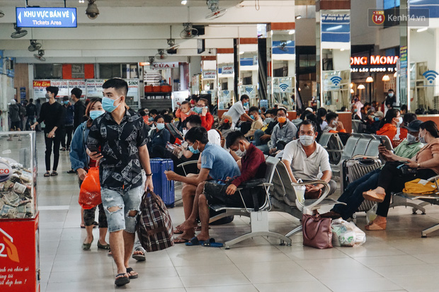  Nhiều sinh viên ở Sài Gòn tranh thủ về quê vì được nghỉ học, bến xe miền Đông tái kích hoạt phòng chống dịch Covid-19 - Ảnh 2.