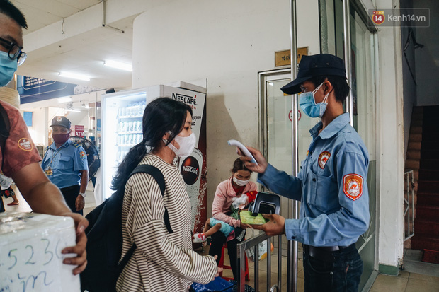  Nhiều sinh viên ở Sài Gòn tranh thủ về quê vì được nghỉ học, bến xe miền Đông tái kích hoạt phòng chống dịch Covid-19 - Ảnh 11.