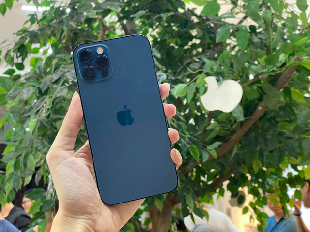 Người Việt cần làm việc bao nhiêu ngày để mua iPhone 12? - Ảnh 1.