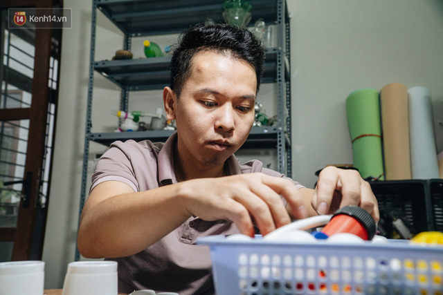  Chàng trai Hà Nội sáng tạo cả kho đồ chơi từ rác thải: Mình làm không xuể, vì lượng rác quá nhiều  - Ảnh 11.