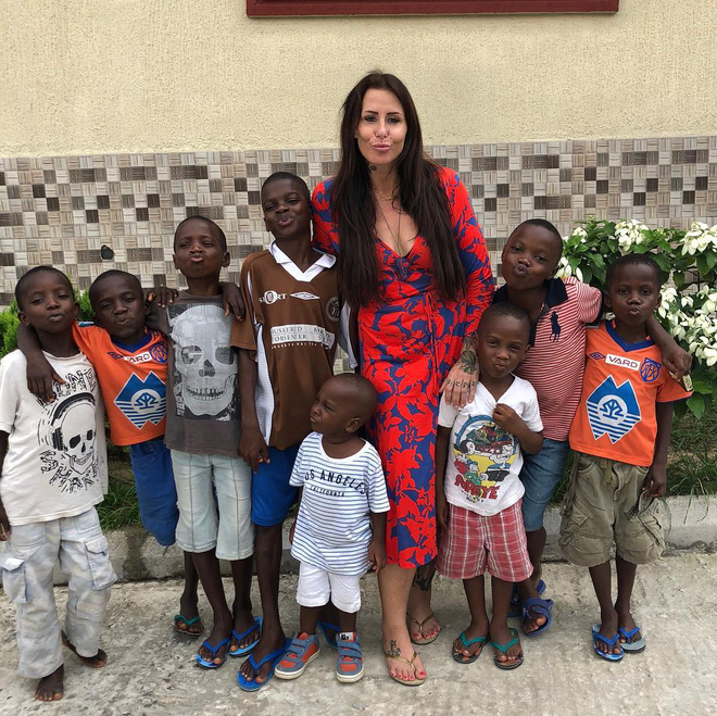 Cậu bé da đen 2 tuổi không có quần áo mặc, bị bỏ đói đến gầy trơ xương trong bức ảnh từng gây chấn động thế giới bây giờ ra sao? - Ảnh 10.