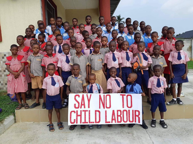 Cậu bé da đen 2 tuổi không có quần áo mặc, bị bỏ đói đến gầy trơ xương trong bức ảnh từng gây chấn động thế giới bây giờ ra sao? - Ảnh 11.