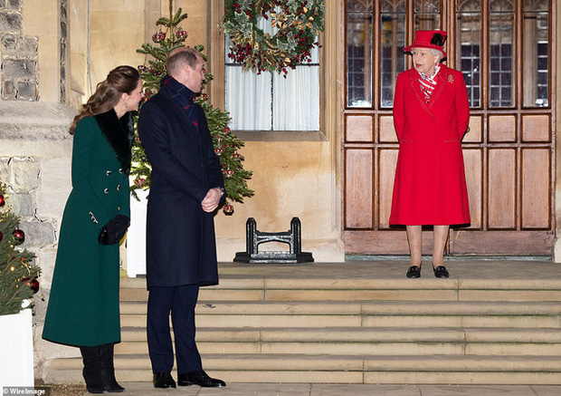 Nữ hoàng Anh lần đầu hội ngộ cùng gia đình hoàng gia sau thời gian vắng bóng, Công nương Kate gây sốt với vẻ đẹp ngày một hoàn mỹ - Ảnh 3.