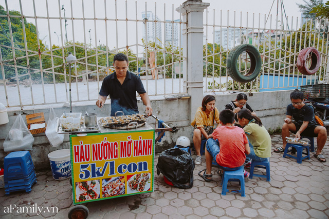 Hàu nướng 5k đổ bộ vào khắp nơi tại Hà Nội, chủ cửa hàng bán mỏi tay, thực khách kéo đến ầm ầm vì được ăn đặc sản ở... hè phố - Ảnh 9.