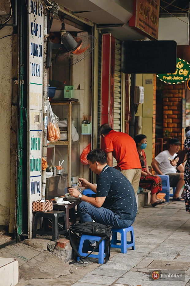 Hà Nội trong ngày đầu tiên giãn cách hàng quán: Bàn được lắp vách ngăn, khách ngồi cách xa nhau hơn 1 mét - Ảnh 2.