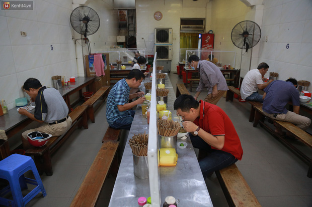 Hà Nội trong ngày đầu tiên giãn cách hàng quán: Bàn được lắp vách ngăn, khách ngồi cách xa nhau hơn 1 mét - Ảnh 16.