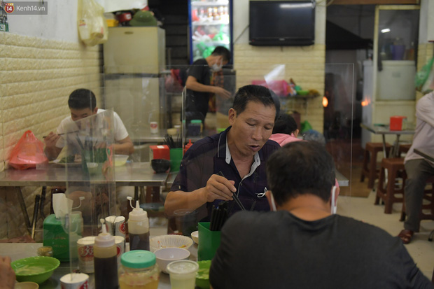 Hà Nội trong ngày đầu tiên giãn cách hàng quán: Bàn được lắp vách ngăn, khách ngồi cách xa nhau hơn 1 mét - Ảnh 17.