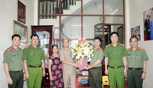 Tri ân, thăm hỏi nguyên lãnh đạo Công an tỉnh Hòa Bình - Ảnh 5.