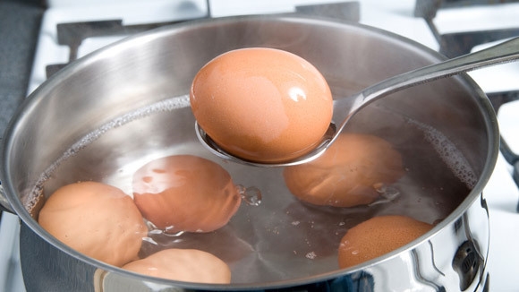 Ăn trứng gà vào bữa sáng bổ tựa nhân sâm nhưng chỉ cần phạm 1 trong 4 sai lầm này khi chế biến cũng đủ khiến gia đình bạn có nguy cơ nhập viện - Ảnh 2.