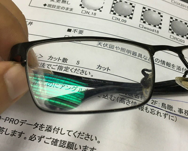 Mắt kính chống ánh sáng xanh từ máy tính và điện thoại có THẬT SỰ có tác dụng bảo vệ mắt như đồn thổi? - Ảnh 2.