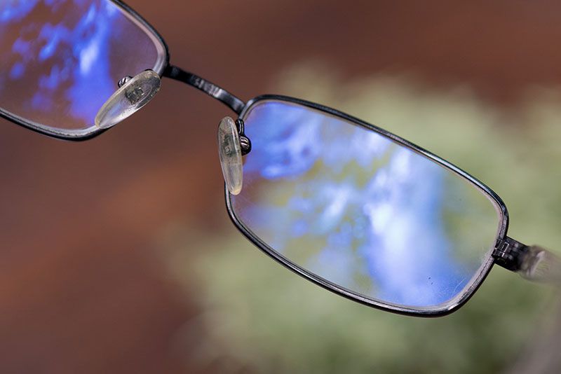 Mắt kính chống ánh sáng xanh từ máy tính và điện thoại có THẬT SỰ có tác dụng bảo vệ mắt như đồn thổi? - Ảnh 3.