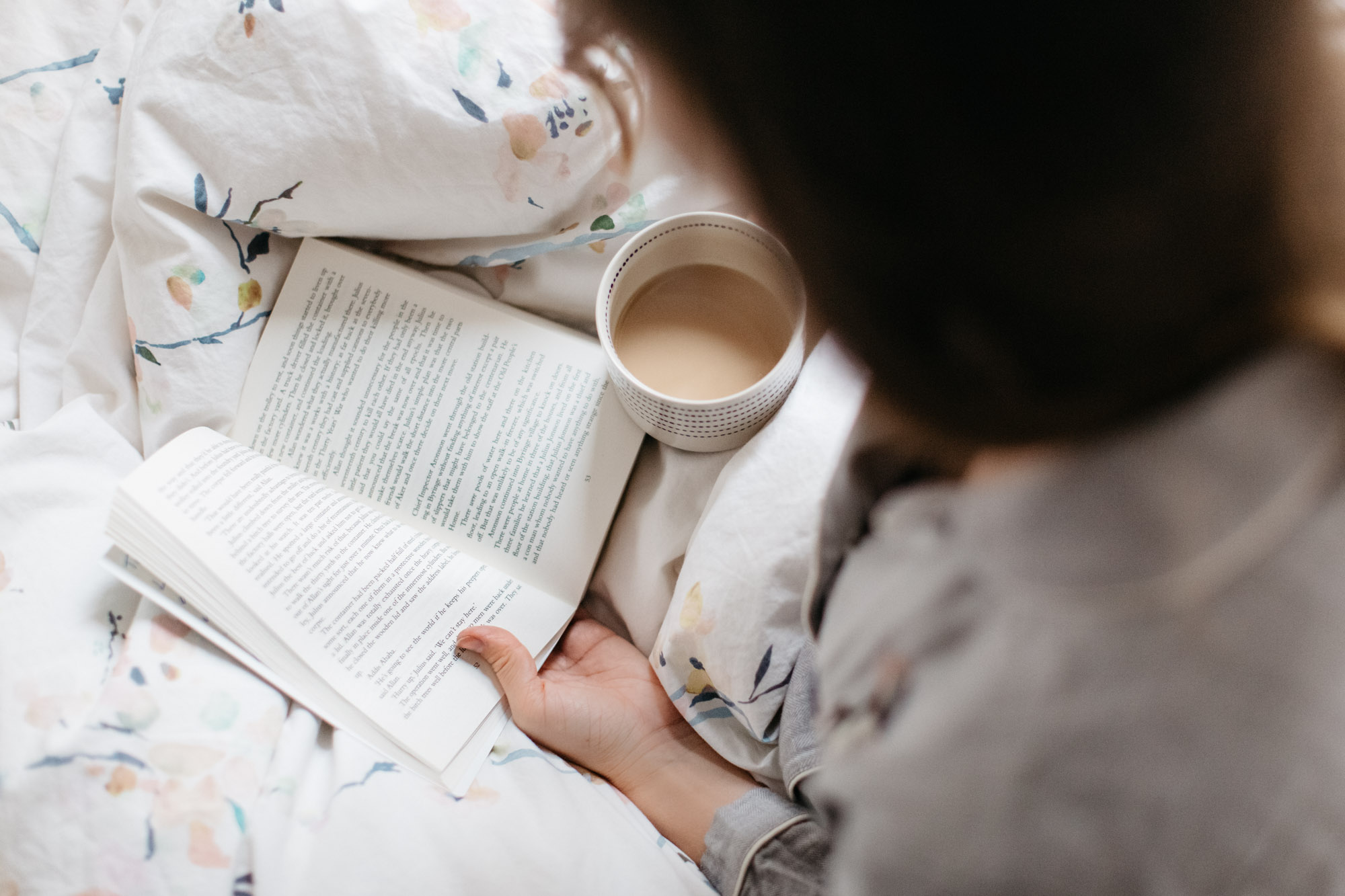 Читать книгу и спать. Чтение перед сном. Чтение книги перед сном. Книга снов. Сон книга в руках.