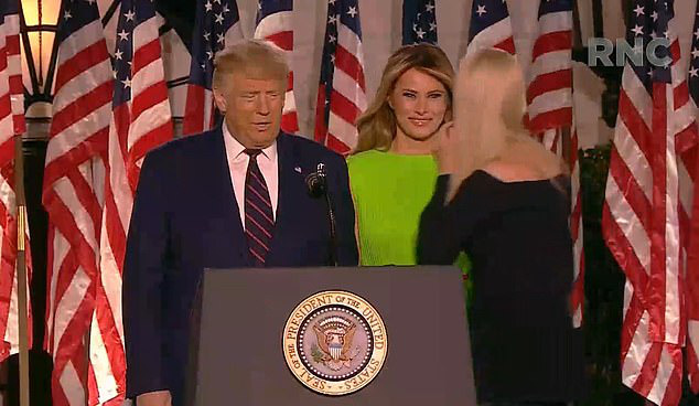 Khoảnh khắc Đệ nhất phu nhân Mỹ biến đổi cảm xúc khi nữ thần Nhà Trắng Ivanka Trump đi qua gây bão cộng đồng mạng - Ảnh 2.