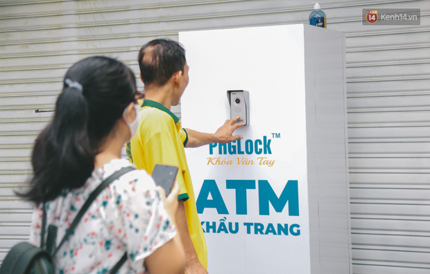 Cha đẻ ATM gạo lần đầu cho ra đời ATM khẩu trang miễn phí cho bà con Sài Gòn phòng dịch Covid-19 - Ảnh 6.