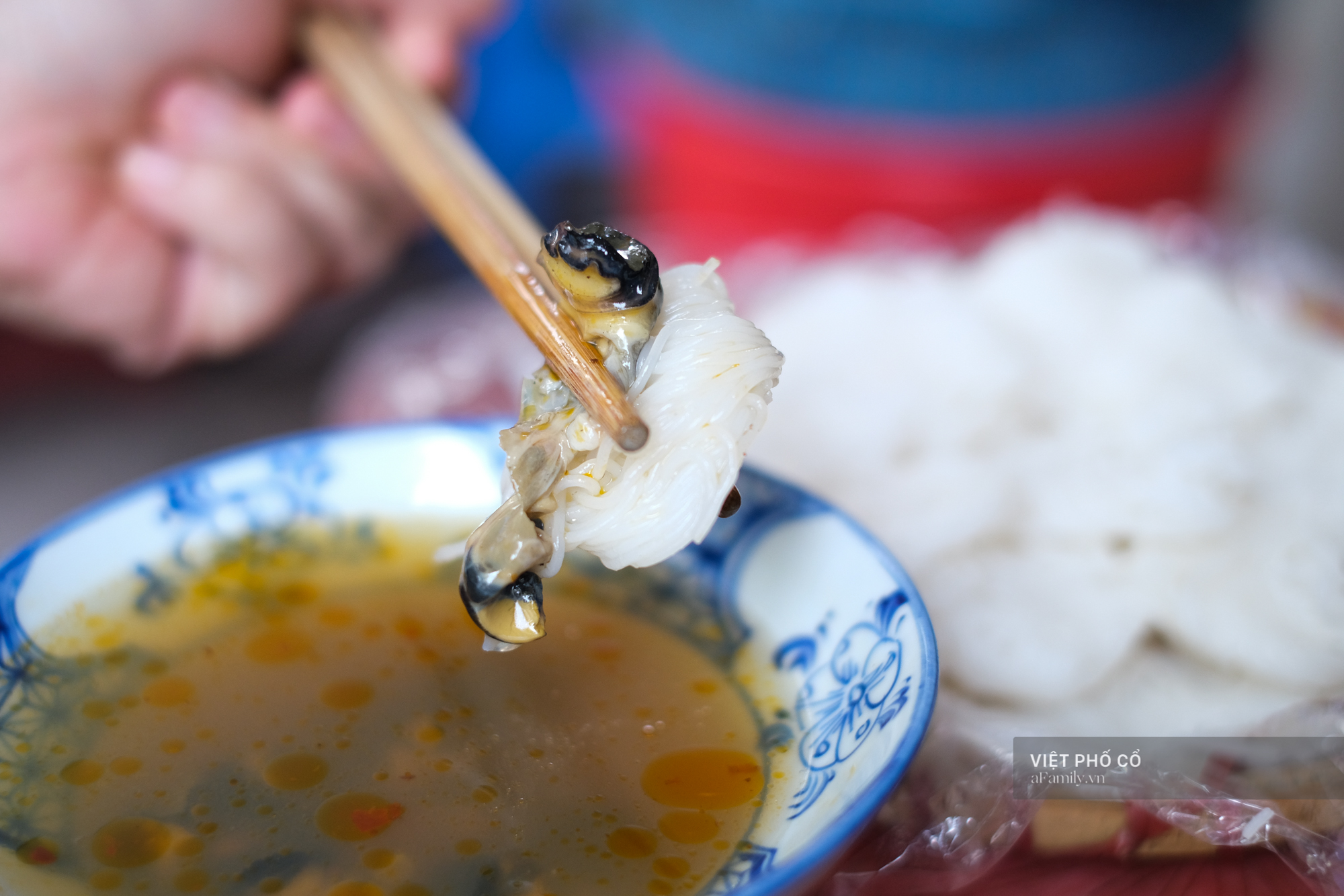 Quán bún ốc nguội 30 năm tuổi: Không phủ nhận tiếngkiêu nhất Hà Nội, khách có tiền chưa chắc đã được ăn - Ảnh 2. Quán bún ốc nguội 30 năm tuổi: Không phủ nhận tiếngkiêu nhất Hà Nội, khách có tiền chưa chắc đã được ăn - Ảnh 2.