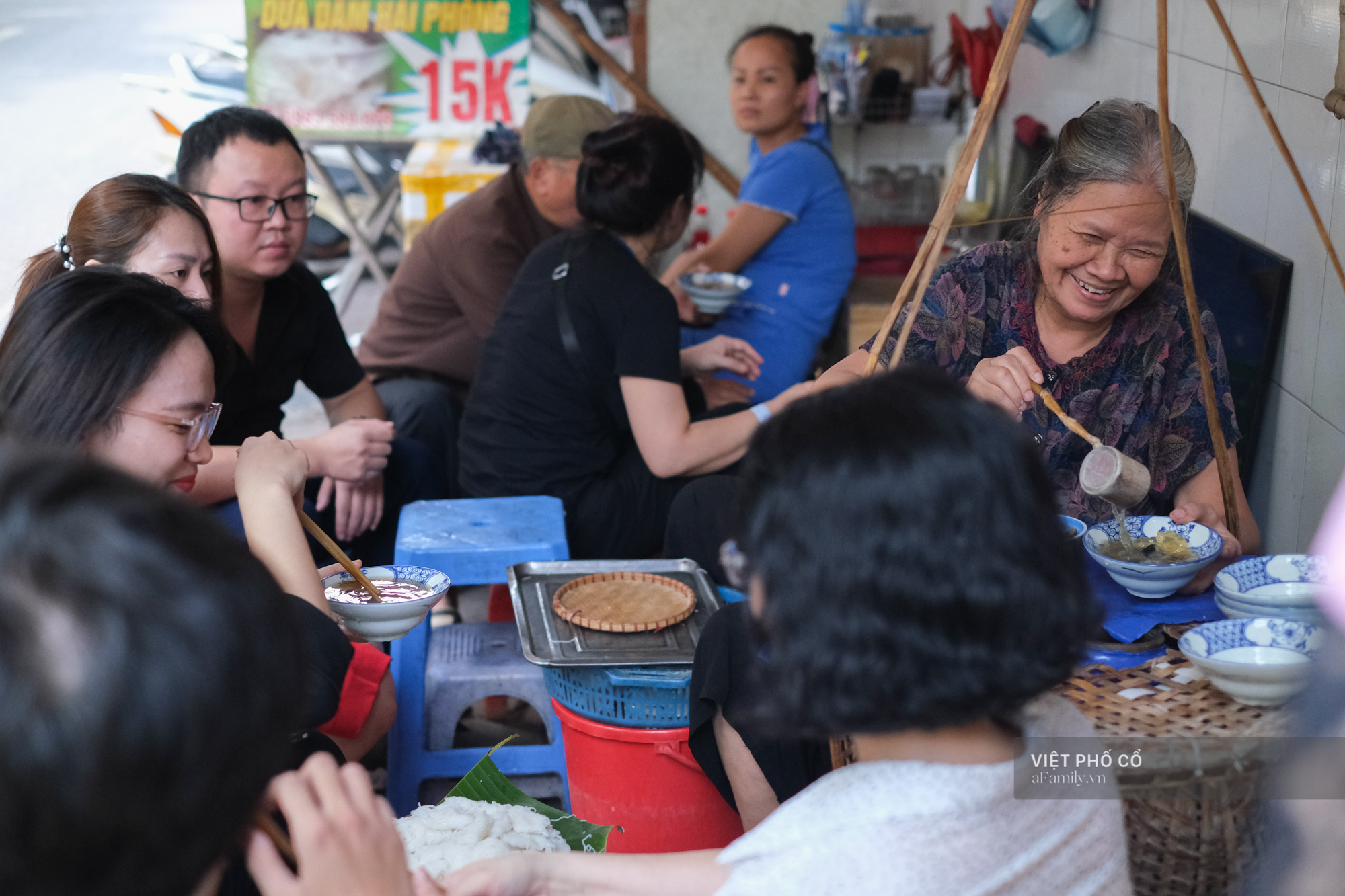 Quán bún ốc nguội 30 năm tuổi: Không phủ nhận tiếngkiêu nhất Hà Nội, khách có tiền chưa chắc đã được ăn - Ảnh 11. Quán bún ốc nguội 30 năm tuổi: Không phủ nhận tiếngkiêu nhất Hà Nội, khách có tiền chưa chắc đã được ăn - Ảnh 11.