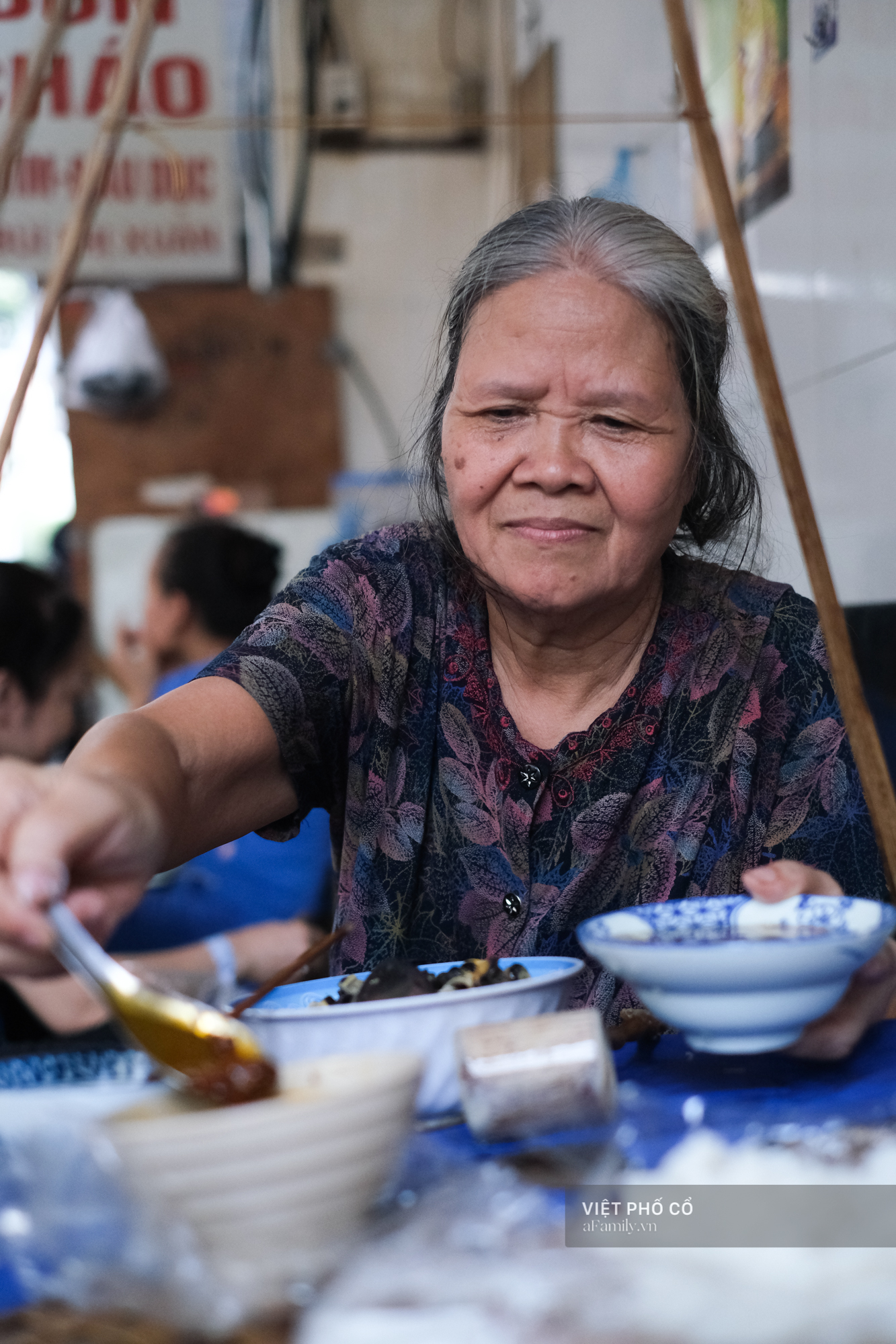 Quán bún ốc nguội 30 năm tuổi: Không phủ nhận tiếngkiêu nhất Hà Nội, khách có tiền chưa chắc đã được ăn - Ảnh 12. Quán bún ốc nguội 30 năm tuổi: Không phủ nhận tiếngkiêu nhất Hà Nội, khách có tiền chưa chắc đã được ăn - Ảnh 12.