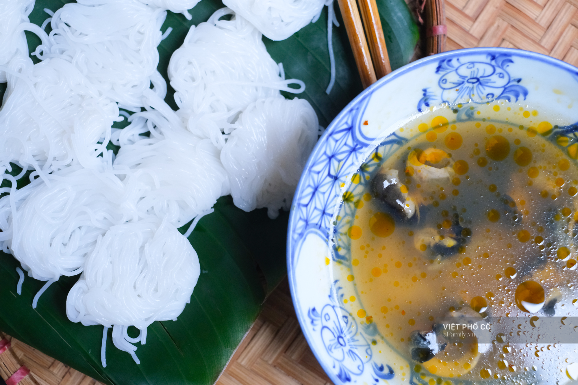 Quán bún ốc nguội 30 năm tuổi: Không phủ nhận tiếngkiêu nhất Hà Nội, khách có tiền chưa chắc đã được ăn - Ảnh 3. Quán bún ốc nguội 30 năm tuổi: Không phủ nhận tiếngkiêu nhất Hà Nội, khách có tiền chưa chắc đã được ăn - Ảnh 3.