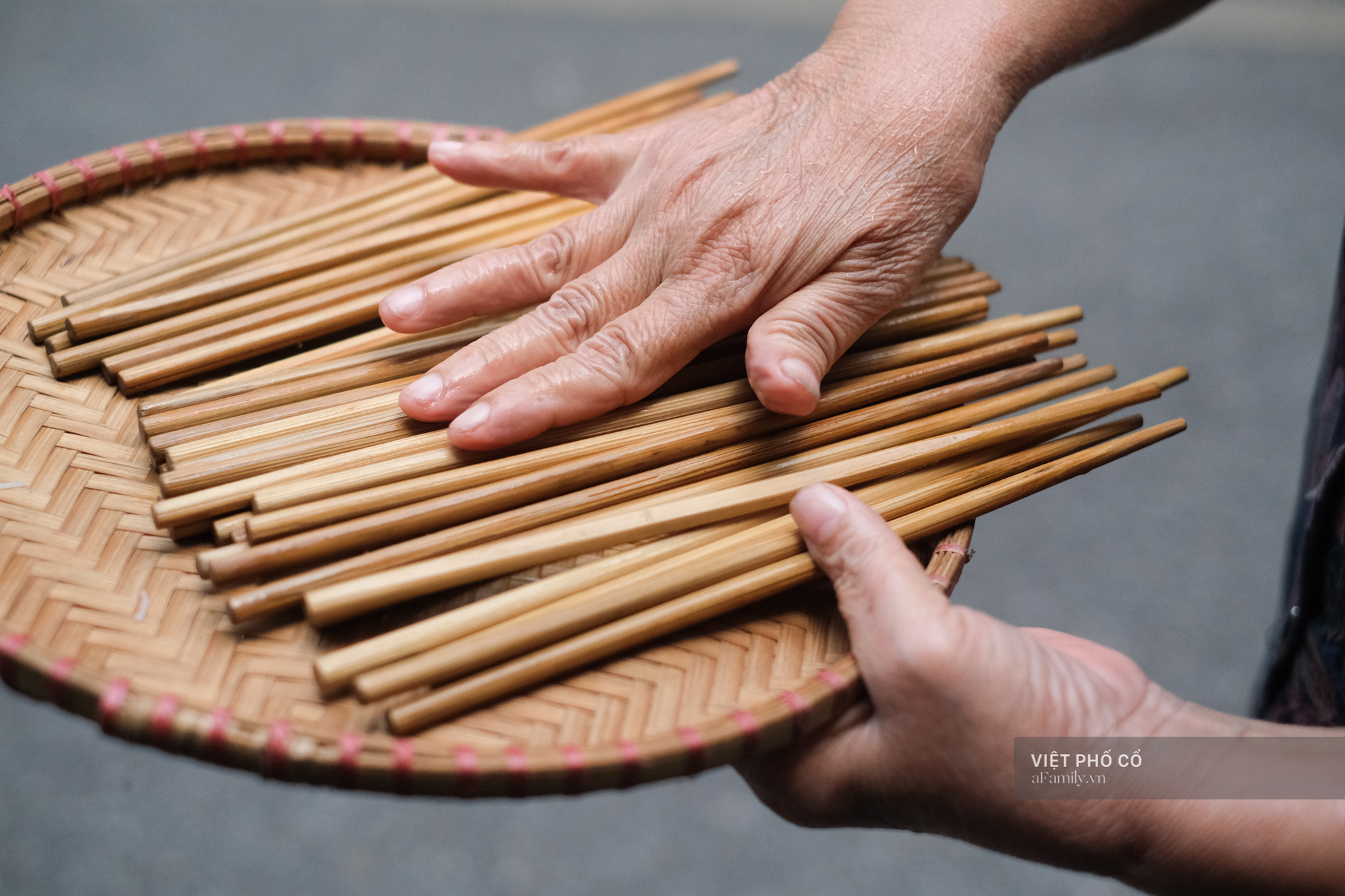 Quán bún ốc nguội 30 năm tuổi: Không phủ nhận tiếngkiêu nhất Hà Nội, khách có tiền chưa chắc đã được ăn - Ảnh 8. Quán bún ốc nguội 30 năm tuổi: Không phủ nhận tiếngkiêu nhất Hà Nội, khách có tiền chưa chắc đã được ăn - Ảnh 8.