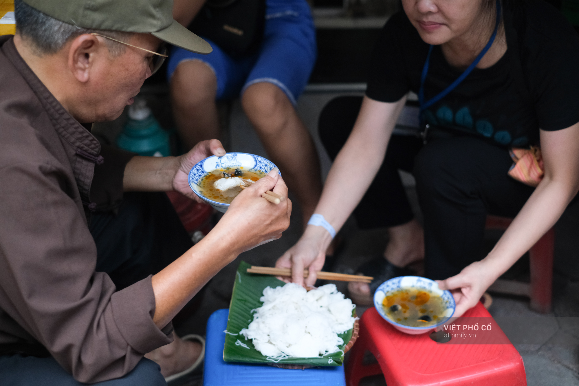 Quán bún ốc nguội 30 năm tuổi: Không phủ nhận tiếngkiêu nhất Hà Nội, khách có tiền chưa chắc đã được ăn - Ảnh 9. Quán bún ốc nguội 30 năm tuổi: Không phủ nhận tiếngkiêu nhất Hà Nội, khách có tiền chưa chắc đã được ăn - Ảnh 9.