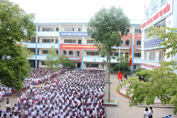 Hà Nội: Trường tiểu học bỏ quên học sinh trên xe đưa đón - Ảnh 1.