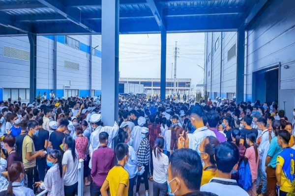 Hàng ngàn công nhân Luxshare-ICT Việt Nam đình công phản đối chính sách lương thưởng - Ảnh 1.