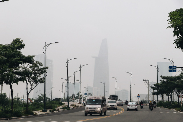Ảnh: Tòa nhà Landmark81 mất tích trong sương mù, trời Sài Gòn se se lạnh vào sáng đầu tuần - Ảnh 14.