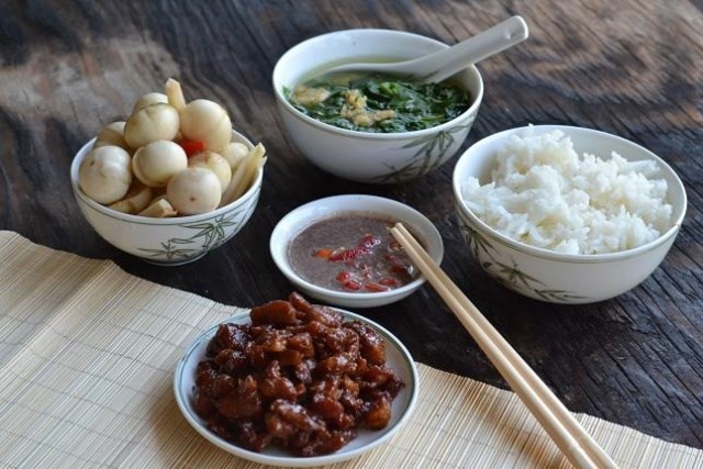 3 kiểu ăn cơm cực tai hại mà người Việt cần phải từ bỏ ngay trước khi làm mòn bao tử và rước thêm cả tá bệnh cho mình - Ảnh 1.