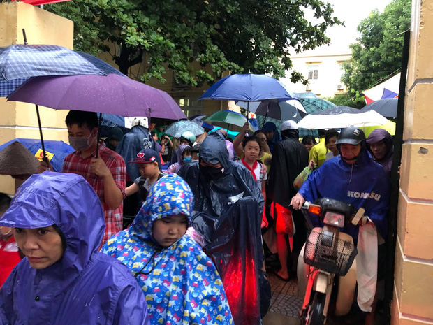 Ảnh: Cơn mưa xối xả đổ xuống Hà Nội giờ tan học khiến nhiều phụ huynh, học sinh mệt nhoài trên đường về nhà - Ảnh 4.