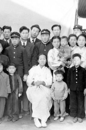 Chuyện đời như phim Hàn Quốc của nhà sáng lập đế chế tỷ USD Hyundai: Nghèo đói, tai nạn, chiến tranh đều không khuất phục được ý chí khởi nghiệp  - Ảnh 1.