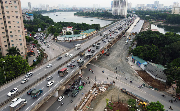 Cận cảnh tuyến đường vành đai 3 đi thấp qua hồ Linh Đàm đang trong quá trình hoàn thiện - Ảnh 11.