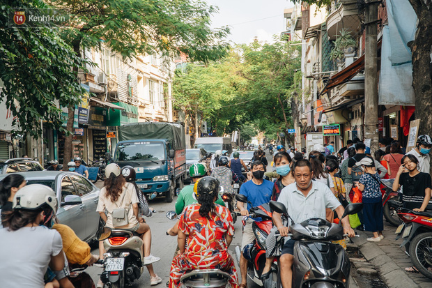 Đến hẹn lại lên: Người Hà Nội kiên nhẫn xếp hàng dài đợi mua bánh Trung thu Bảo Phương - Ảnh 22.