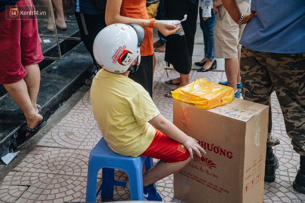 Đến hẹn lại lên: Người Hà Nội kiên nhẫn xếp hàng dài đợi mua bánh Trung thu Bảo Phương - Ảnh 10.