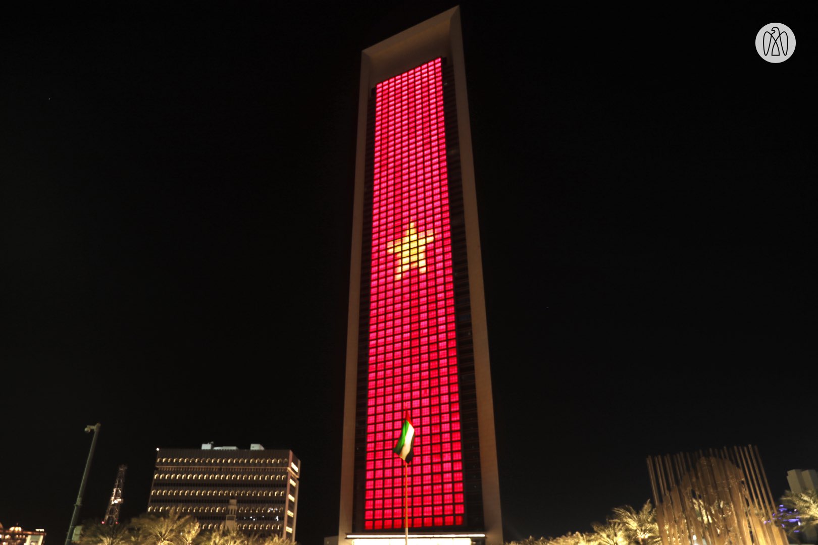 Quốc kỳ Việt Nam trên tòa tháp cao nhất thế giới đẹp đến mức nào? Hãy ngắm nhìn hình ảnh này và cảm nhận sức mạnh tinh thần của đất nước ta.