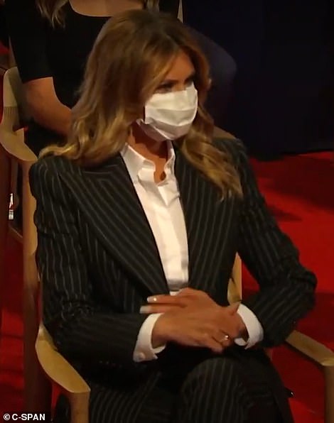 Đệ nhất phu nhân Mỹ Melania Trump đóng bộ suit hàng hiệu cùng gia đình chạm trán quý phu nhân phía đối thủ Joe Biden trong cuộc tranh luận Tổng thống - Ảnh 6.