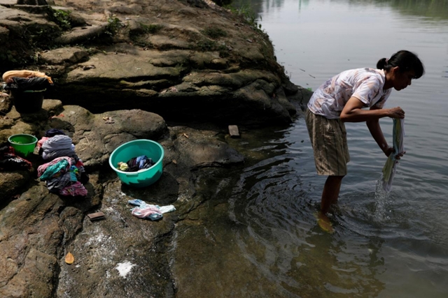 Sông ở Indonesia chết dần vì rác thải y tế Covid-19  - Ảnh 1.