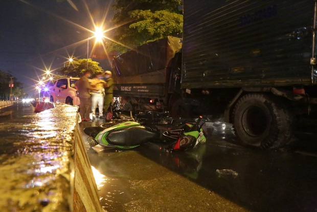 TP.HCM: Ô tô 7 chỗ tông hàng loạt xe máy dừng đèn đỏ, nhiều người bị thương nằm la liệt - Ảnh 2.