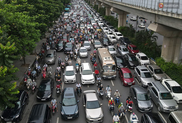 Ảnh: Hà Nội trở lại những ngày ùn tắc từ ngõ ra đường lớn sau khi học sinh sinh viên tựu trường, người dân mệt nhoài vào mỗi giờ cao điểm - Ảnh 1. Ảnh: Hà Nội trở lại những ngày ùn tắc từ ngõ ra đường lớn sau khi học sinh sinh viên tựu trường, người dân mệt nhoài vào mỗi giờ cao điểm - Ảnh 1.