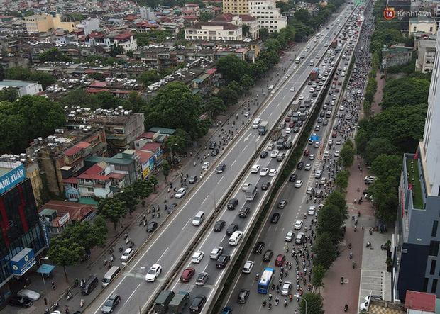 Ảnh: Hà Nội trở lại những ngày ùn tắc từ ngõ ra đường lớn sau khi học sinh sinh viên tựu trường, người dân mệt nhoài vào mỗi giờ cao điểm - Ảnh 12. Ảnh: Hà Nội trở lại những ngày ùn tắc từ ngõ ra đường lớn sau khi học sinh sinh viên tựu trường, người dân mệt nhoài vào mỗi giờ cao điểm - Ảnh 12.