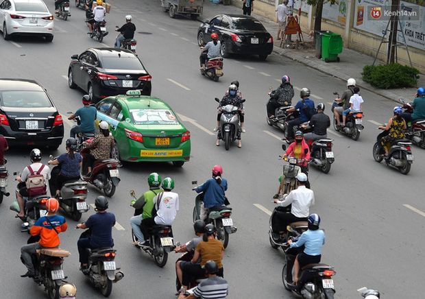 Ảnh: Hà Nội trở lại những ngày ùn tắc từ ngõ ra đường lớn sau khi học sinh sinh viên tựu trường, người dân mệt nhoài vào mỗi giờ cao điểm - Ảnh 16.