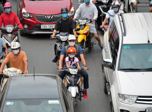 Ảnh: Hà Nội trở lại những ngày ùn tắc từ ngõ ra đường lớn sau khi học sinh sinh viên tựu trường, người dân mệt nhoài vào mỗi giờ cao điểm - Ảnh 7. Ảnh: Hà Nội trở lại những ngày ùn tắc từ ngõ ra đường lớn sau khi học sinh sinh viên tựu trường, người dân mệt nhoài vào mỗi giờ cao điểm - Ảnh 7.