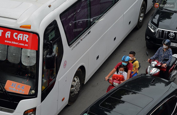 Ảnh: Hà Nội trở lại những ngày ùn tắc từ ngõ ra đường lớn sau khi học sinh sinh viên tựu trường, người dân mệt nhoài vào mỗi giờ cao điểm - Ảnh 8. Ảnh: Hà Nội trở lại những ngày ùn tắc từ ngõ ra đường lớn sau khi học sinh sinh viên tựu trường, người dân mệt nhoài vào mỗi giờ cao điểm - Ảnh 8.
