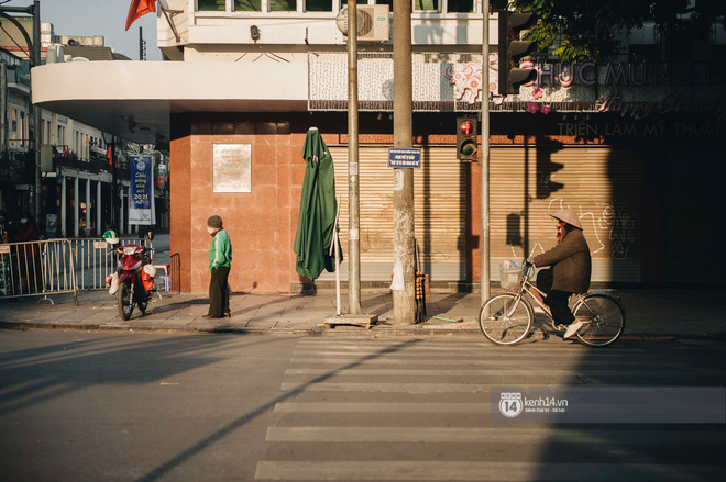 Mở lại sau gần nửa năm đóng cửa, sớm tinh mơ đưa con dạo …