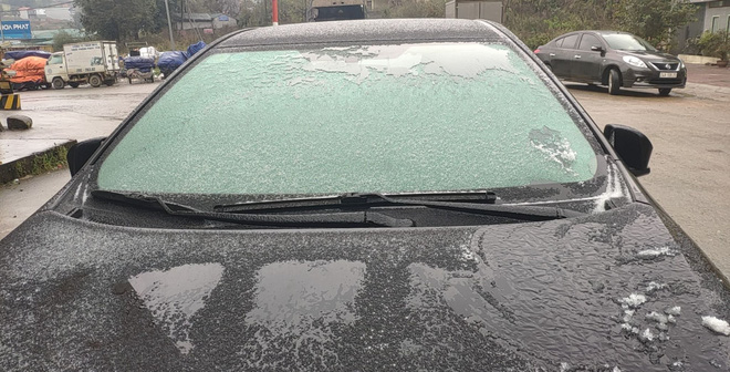 Cận cảnh tuyết rơi trắng xóa tại Y Tý, Sa Pa - Ảnh 9. Cận cảnh tuyết rơi trắng xóa tại Y Tý, Sa Pa - Ảnh 9.