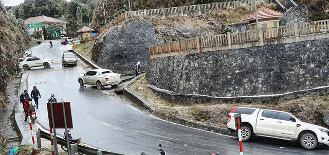 Đại gia mang Rolls-Royce Cullinan 40 tỷ vượt đường tuyết lên Lào Cai bất chấp nhiều xe từng gặp nạn do trơn trượt - Ảnh 5.