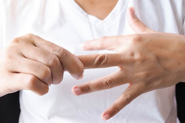 Tê tay chưa chắc là do mỏi, có thể là dấu hiệu của 4 bệnh này - Ảnh 2.